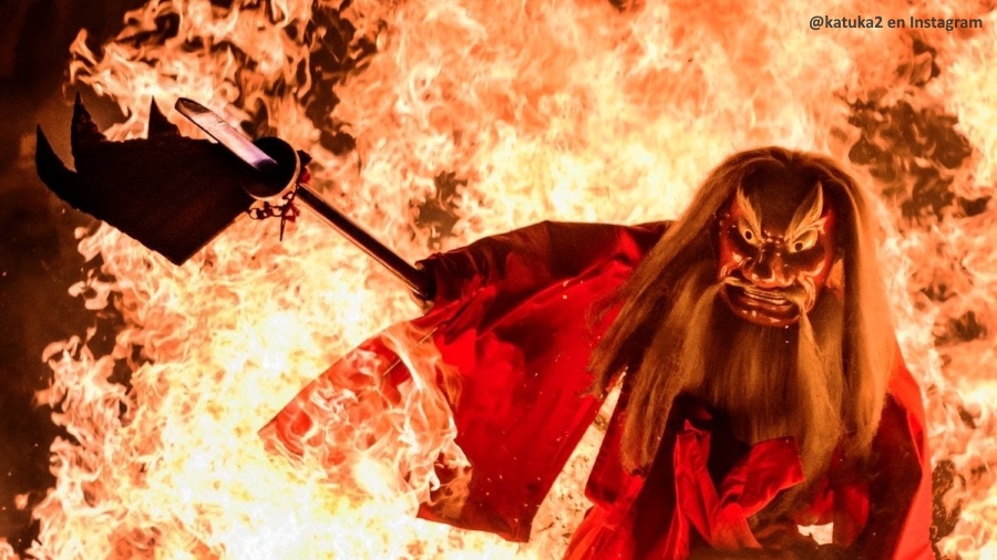 Festival Tengu No Hiwatari (天狗の火渡り) de fuego en la península de Shakotan (Hokkaidō), en el mes de julio
