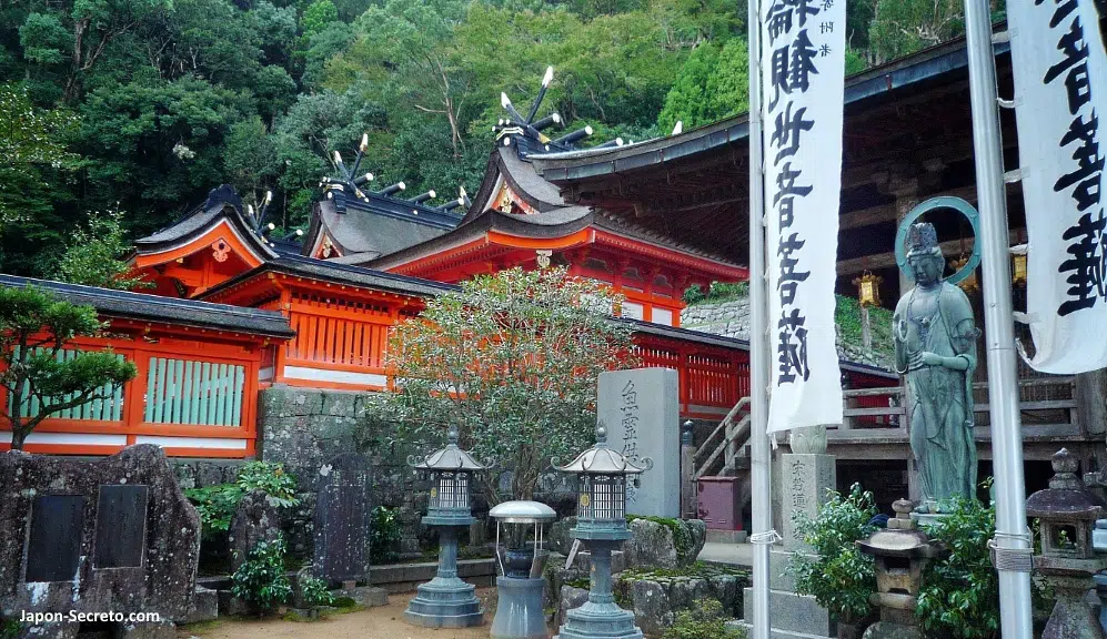 Pabellón principal o Hondo del santuario Kumano Nachi Taisha, formado por un conjunto de cinco salas sintoístas, junto al templo Seiganto-ji