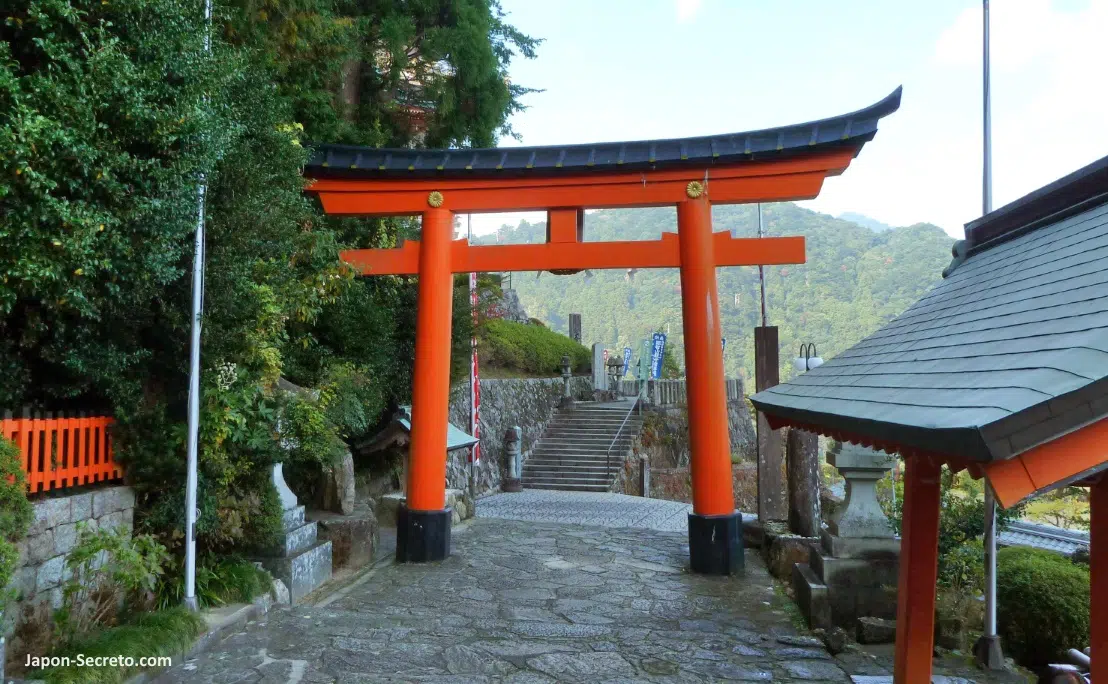 Torii de entrada a los terrenos del santuario Kumano Nachi Taisha en Wakayama