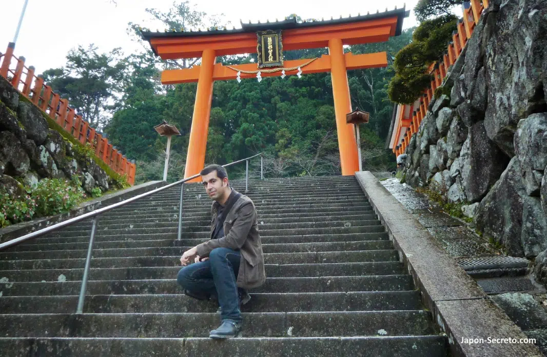 Subiendo las escaleras de piedra hacia los edificios principales (Hondo y Haiden) del santuario Kumano Nachi Taisha en Wakayama