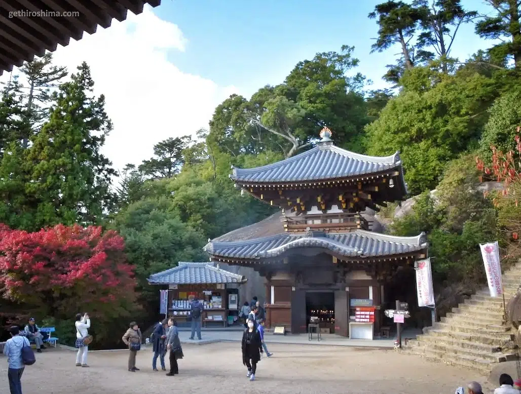 Pabellón Reikado en el templo Daisoin del Monte Misen (isla de Miyajima) en otoño
