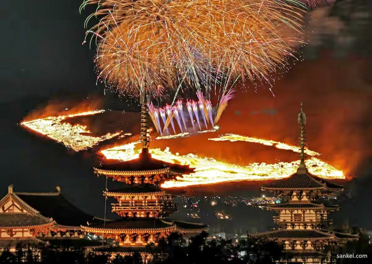 Fuegos artificiales durante el Yamayaki, un impresionante festival de fuego celebrado en las faldas del monte Wakakusa, en la ciudad de Nara en enero