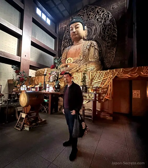 Fukuoka Daibutsu (Gran Buda de Fukuoka), considerada la mayor imagen sedente de Buda tallada en madera de Japón, situada en el templo Tōchō-ji