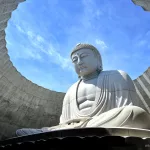 Budas gigantes de Japón: cuáles son, dónde están y cómo llegar. Foto: Colina del Buda (Atama Daibutsu, 頭大仏), de 13,5 metros y 1.500 toneladas situada en el Cementerio Makomanai Takino de Sapporo (Hokkaido)
