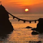 Solsticio de verano en Japón o Geshi (夏至): significado cultural, tradiciones, costumbres y gastronomía. Foto: puesta de sol en las rocas casadas o Meoto Iwa en Futami (Ise)