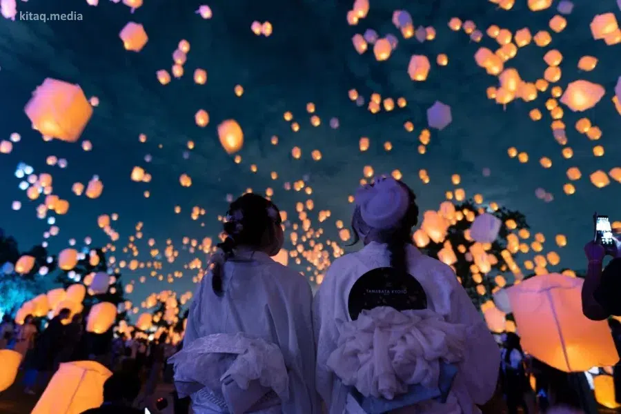Farolillos de papel flotando en el cielo durante el festival Tanabata Sky Lantern Matsuri (七夕スカイランタン祭り) de Saitama
