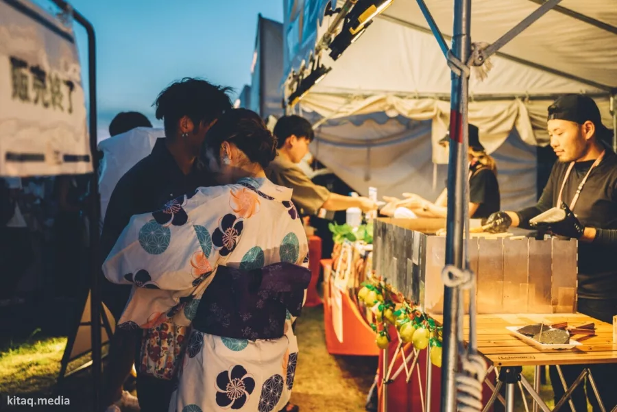 Puestos de comida (yatai) durante el festival Tanabata Sky Lantern Matsuri (七夕スカイランタン祭り) de Saitama