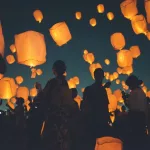 Farolillos de papel flotando en el cielo durante el festival Tanabata Sky Lantern Matsuri (七夕スカイランタン祭り) de Saitama