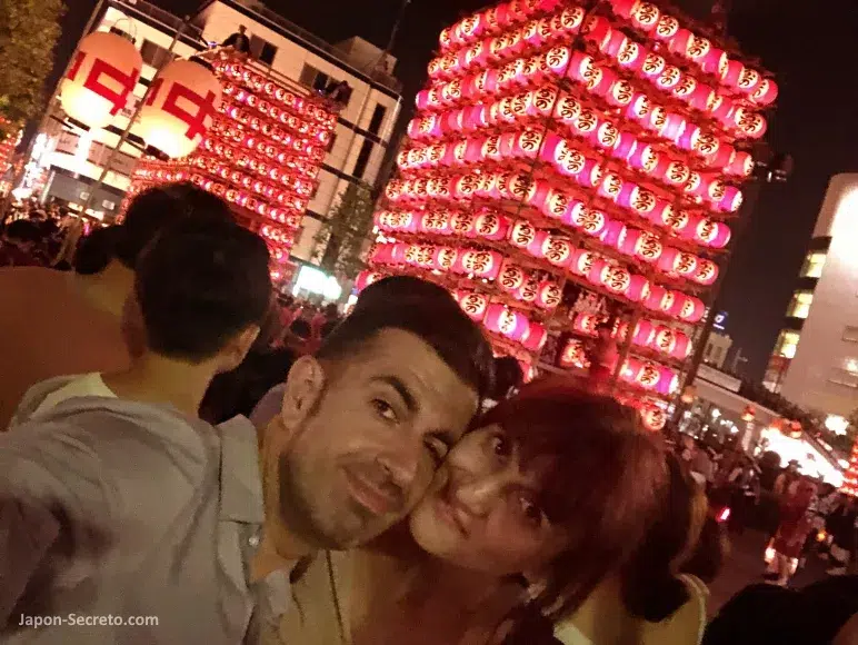 Nosotros en el Festival Tennōsama (天王様), conocido popularmente como Kuki Chōchin Matsuri (久喜提燈祭り, Festival de los Farolillos de Kuki) celebrado los días 12 y 18 de julio en la ciudad de Kuki (prefectura de Saitama)