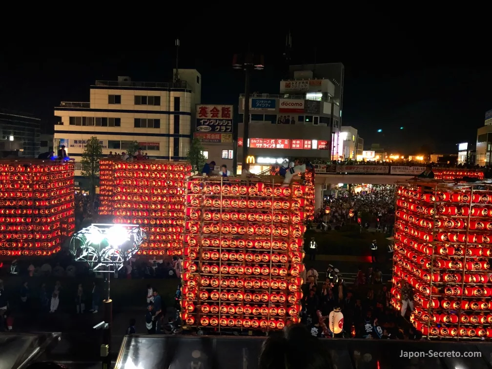 Vista desde lo alto de la estación de tren de Kuki durante el Festival Tennōsama (天王様), conocido popularmente como Kuki Chōchin Matsuri (久喜提燈祭り, Festival de los Farolillos de Kuki) celebrado los días 12 y 18 de julio en la ciudad de Kuki (prefectura de Saitama)