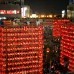 Festival Tennōsama (天王様), conocido popularmente como Kuki Chōchin Matsuri (久喜提燈祭り, Festival de los Farolillos de Kuki) celebrado los días 12 y 18 de julio en la ciudad de Kuki (prefectura de Saitama)