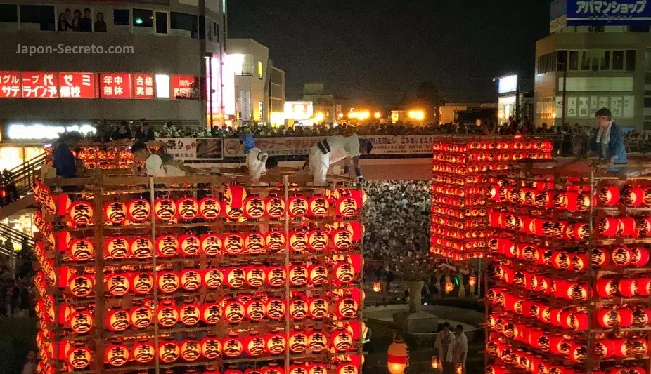 Participantes subidos a las altas y enormes carrozas llenas de farolillos durante el Festival Tennōsama (天王様), conocido popularmente como Kuki Chōchin Matsuri (久喜提燈祭り, Festival de los Farolillos de Kuki) celebrado los días 12 y 18 de julio en la ciudad de Kuki (prefectura de Saitama)