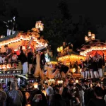 Desfile nocturno de carrozas del Areijinja Reitaisai (阿禮神社例大祭), un festival celebrado el segundo domingo de julio en la ciudad de Shiojiri, en la prefectura de Nagano