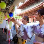 Feria de campanillas tradicionales de viento Kawasaki Daishi Fūrin Ichi (川崎大師風鈴市) en julio, cerca de Tokio