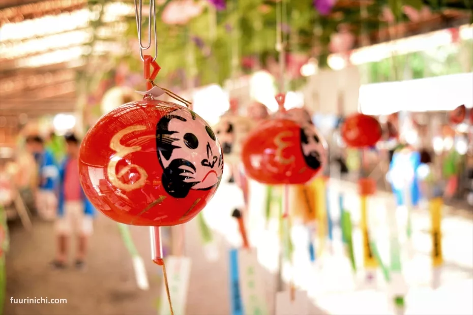 Campanilla furin de un daurma de Kawasaki durante la feria Kawasaki Daishi Fūrin Ichi (川崎大師風鈴市) en julio, cerca de Tokio