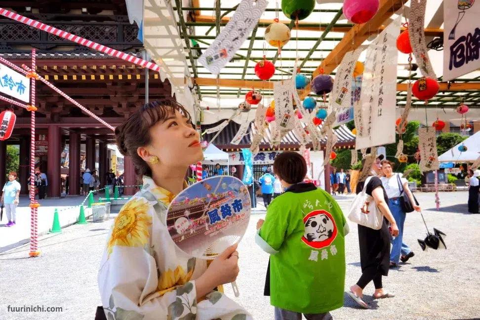 Feria de campanillas tradicionales de viento Kawasaki Daishi Fūrin Ichi (川崎大師風鈴市) en julio, cerca de Tokio