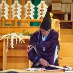 Ritual de pelar un pez con cuchillos durante el Mizu Matsuri, el festival del agua de Kibune, celebración del Tanabata