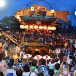 Desfile nocturno de carrozas durante el Sawara No Taisai Natsu Matsuri (佐原の大祭-夏祭り) o Gran Festival de Verano de Sawara, en Katori (Chiba)
