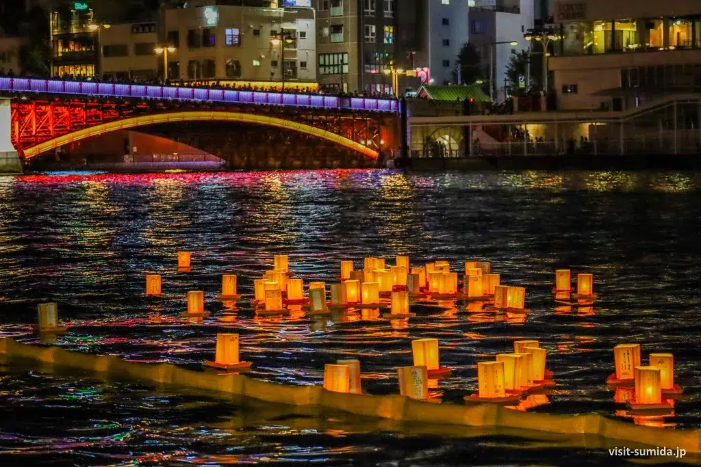 Imagen del festival Asakusa Tōrō Nagashi (浅草とうろう流し) de farolillos flotando en el río Sumida