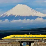 Doctor Yellow (ドクターイエロー), el tren Shinkansen amarillo que inspecciona las vías en Japón, deja de circular en 2027. Imagen del Doctor Yellow cruzando por delante del icónico Monte Fuji