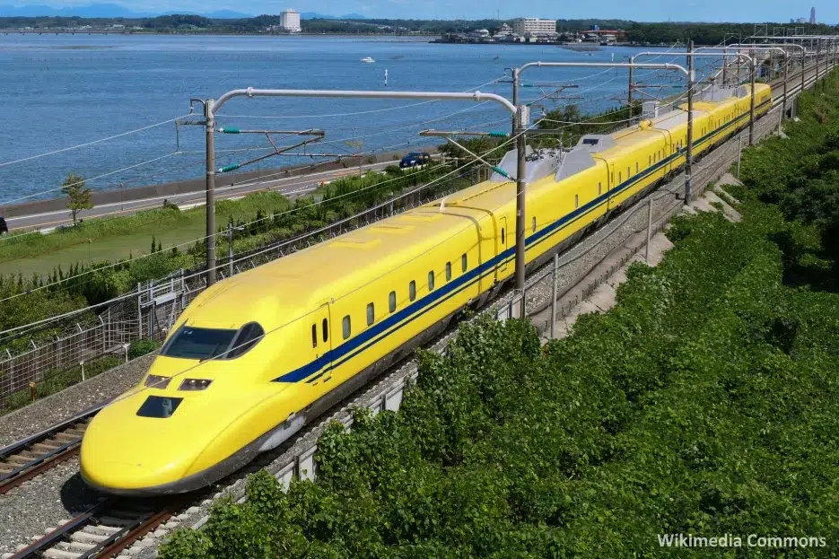 Doctor Yellow (ドクターイエロー), el tren Shinkansen amarillo que inspecciona las vías en Japón, deja de circular en 2027. Imagen del Doctor Yellow cruzando por delante del icónico Monte Fuji