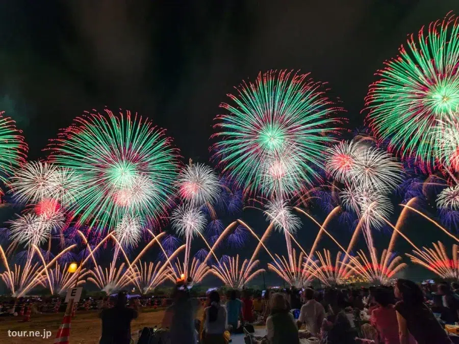Impresionantes fuegos artificiales durante el festival Hokkoku Hanabi Kanazawa Taikai (北國花火金沢大会), celebrado en agosto