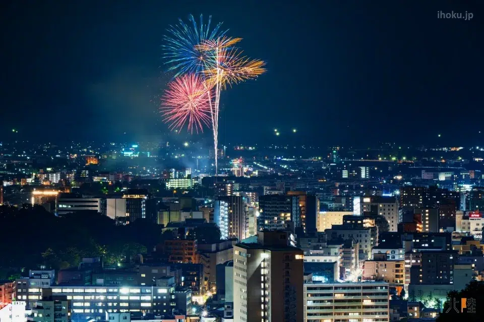 Vista de la ciudad de Kanazawa durante los Impresionantes fuegos artificiales del festival Hokkoku Hanabi Kanazawa Taikai (北國花火金沢大会), celebrado en agosto