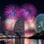 Espectaculares fuegos artificiales durante el festival Kanazawa Matsuri Hanabi Taikai (金沢まつり花火大会) celebrado en Yokohama en agosto