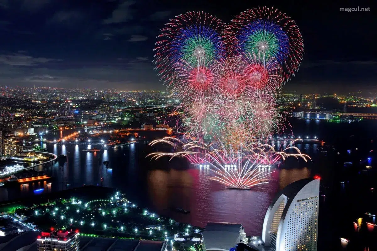 Vista aérea de toda la bahía de Yokohama durante los espectaculares fuegos artificiales del festival Kanazawa Matsuri Hanabi Taikai (金沢まつり花火大会) celebrado en agosto
