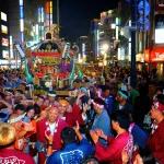 Procesión de mikoshi durante el Fukuro Matsuri (ふくろ祭り), de Ikebukuro en septiembre, uno de los grandes festivales populares de Tokio