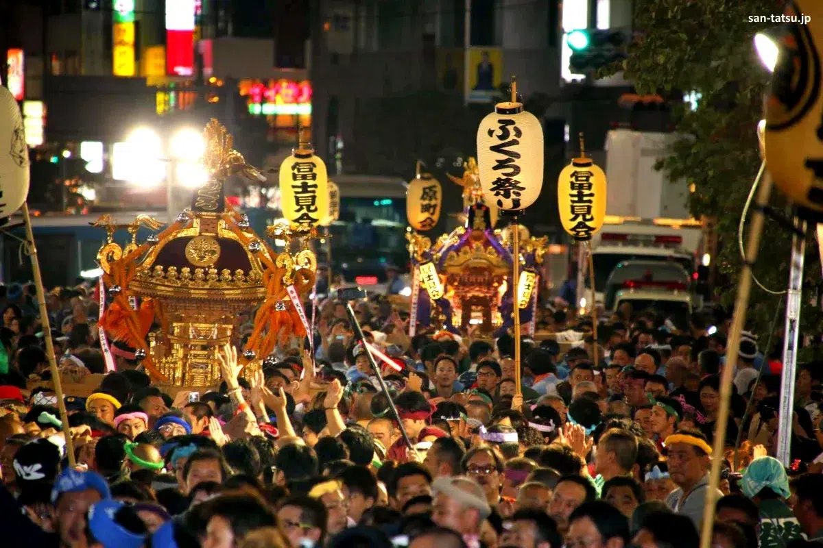 Procesión de mikoshi durante el Fukuro Matsuri (ふくろ祭り), de Ikebukuro en septiembre, uno de los grandes festivales populares de Tokio