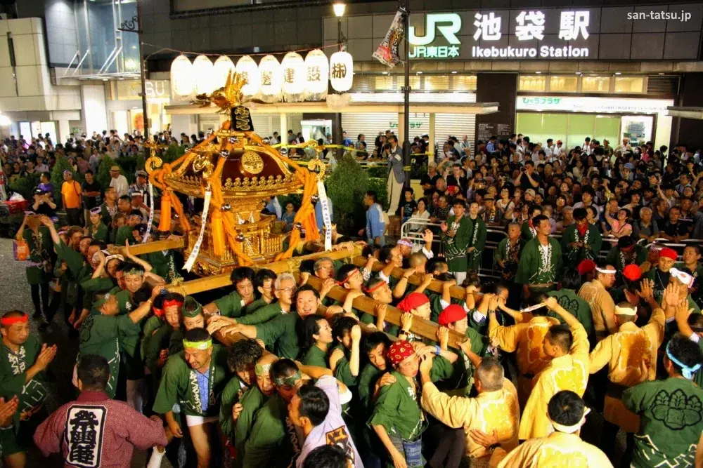 Procesión de mikoshi durante el Fukuro Matsuri (ふくろ祭り), junto a la estación de Ikebukuro en septiembre, uno de los grandes festivales populares de Tokio