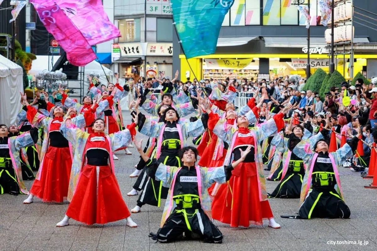 Celebración de danza Tokyo Yosakoi en octubre en Tokio, durante el festival Fukuro Matsuri (ふくろ祭り) de Ikebukuro