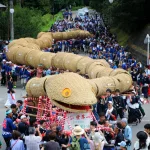 Serpiente gigante de paja y bambú de 82,8 metros de largo y unas 2 toneladas de peso, registrada en los récord Guinness como la serpiente de bambú y paja más larga del mundo, durante el desfile del festival Taishitamonja Matsuri (大したもん蛇まつり) de Sekikawa (Niigata)