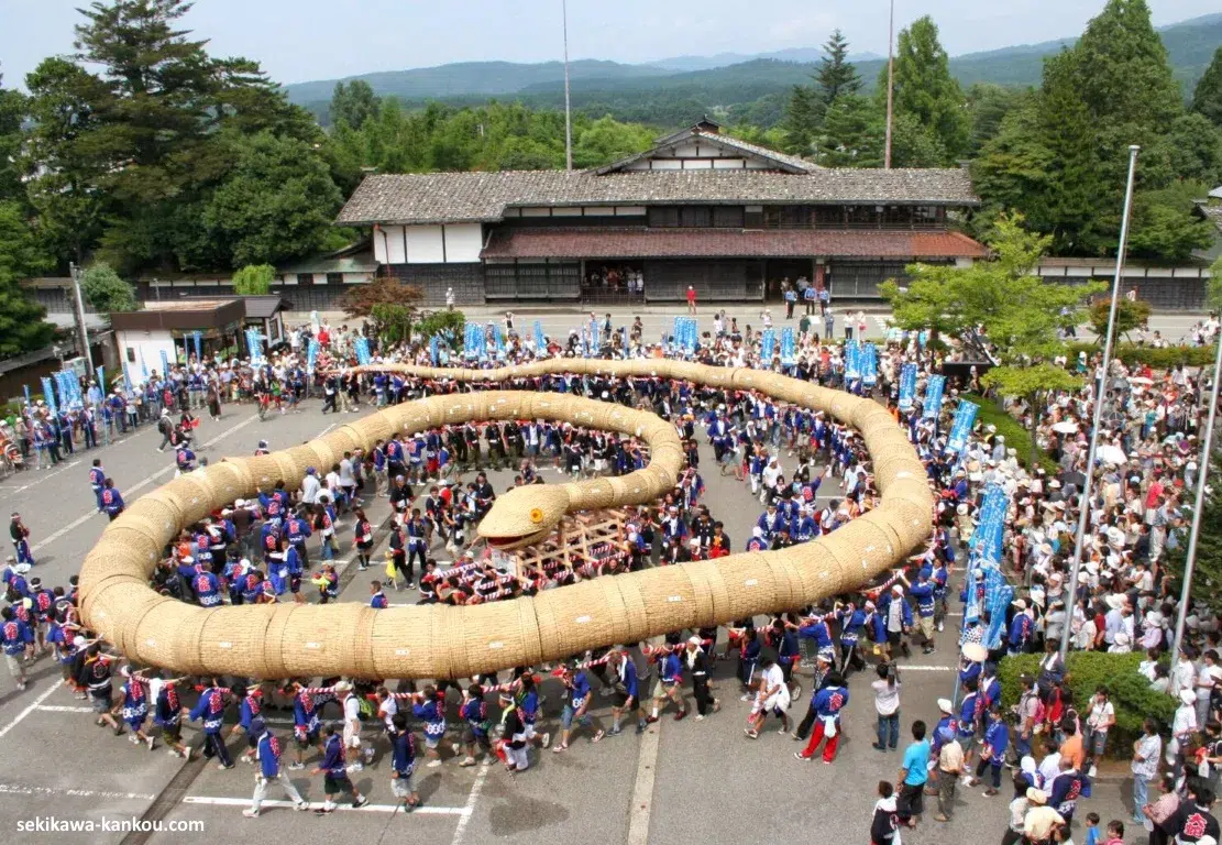 Serpiente gigante de paja y bambú de 82,8 metros de largo y unas 2 toneladas de peso, registrada en los récord Guinness como la serpiente de bambú y paja más larga del mundo, durante el desfile del festival Taishitamonja Matsuri (大したもん蛇まつり) de Sekikawa (Niigata)