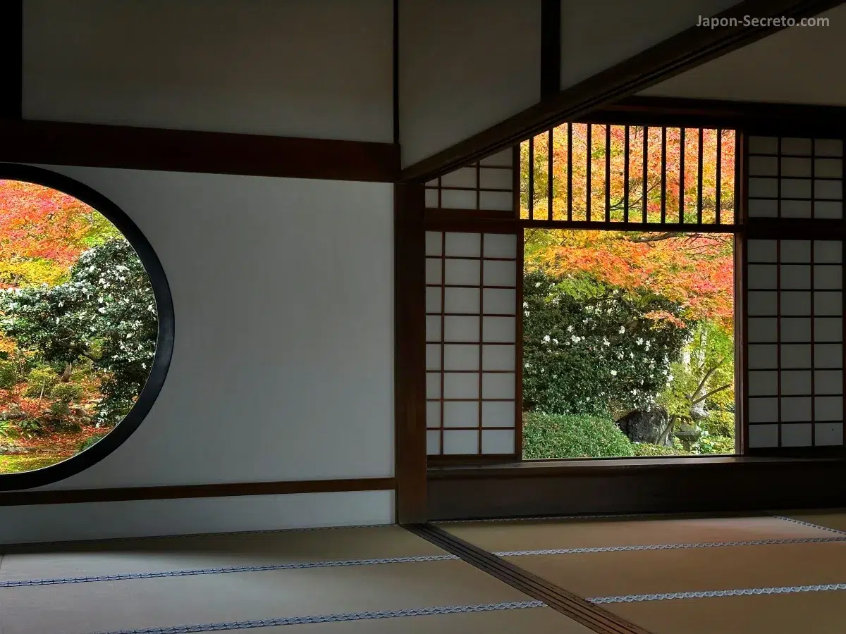 Las famosas dos ventanas del templo Genkōan (源光庵), de Kioto: la ventana de la iluminación (悟りの窓,Satori No Mado) y la ventana de la confusión (迷いの窓, Mayoi No Mado)
