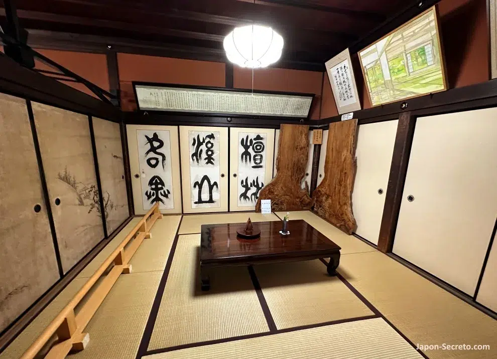 Puertas correderas fusuma con hermosas pinturas paisajistas en tinta negra realizados por el famoso pintor del periodo Edo, Yamaguchi Sekkei y mesa baja de madera (chabudai)en el Shoin (書院) o pabellón de estudio y recepción del templo Genko-an en Kioto