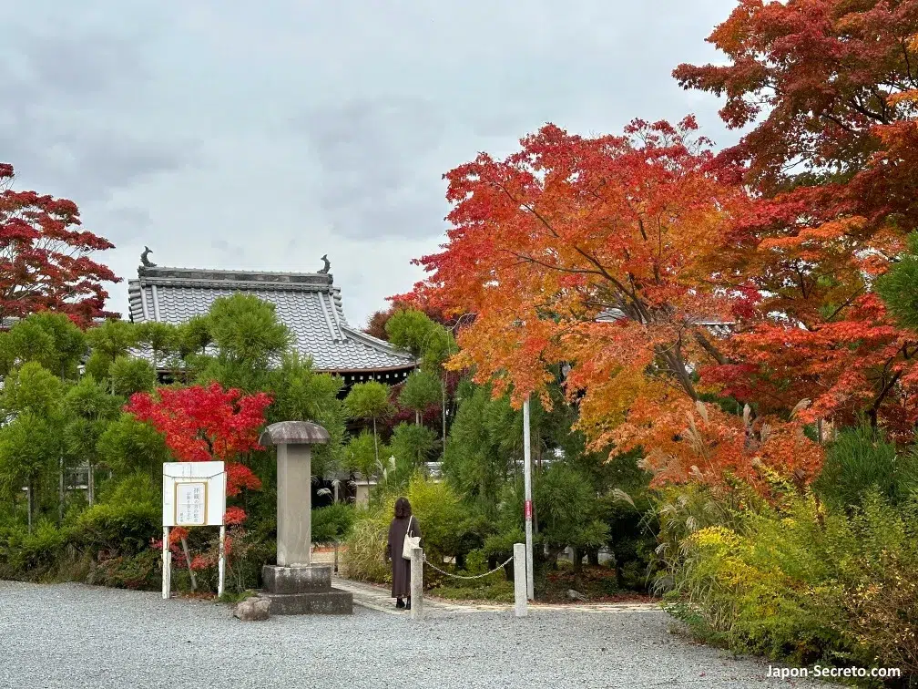 Colores del otoño a la entrada del templo Genkōan (源光庵), en el distrito de Takagamine (鷹峯), al norte de Kioto. Foto tomada en noviembre de 2022