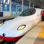Foto del Kamome, de la línea Nishi-Kyushu Shinkansen (西九州新幹線) de tren bala de Japón que conecta Takeo-Onsen, en la prefectura de Saga, con Nagasaki, en la isla de Kyūshū.